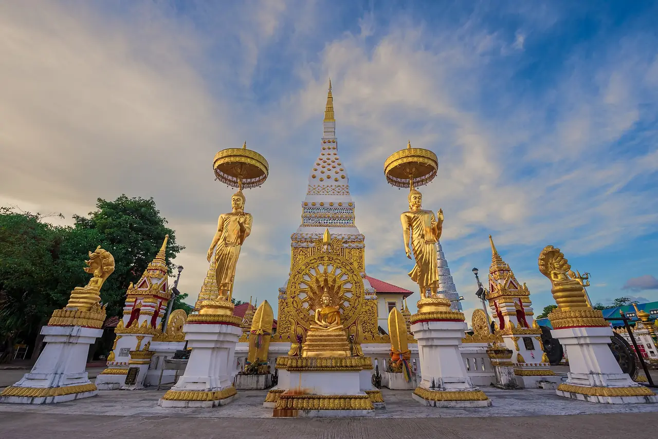 รูปพุทธบูชาและเจดีย์ที่วัดมหาธาตุ นครพนม ภาพของ JayaJoe จาก Wikimedia Commons ตามชื่อไฟล์เป็นวัดมหาธาตุ นครพนม