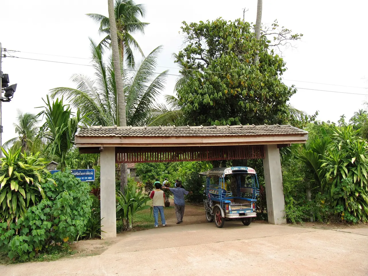 ซุ้มประตูทางเข้าอนุสรณ์สถานประธานโฮจิมินห์ที่นครพนม ภาพของ BacLuong จาก Wikimedia Commons ตามคำบรรยายบน Commons เป็นประตูของบ้านอนุสรณ์