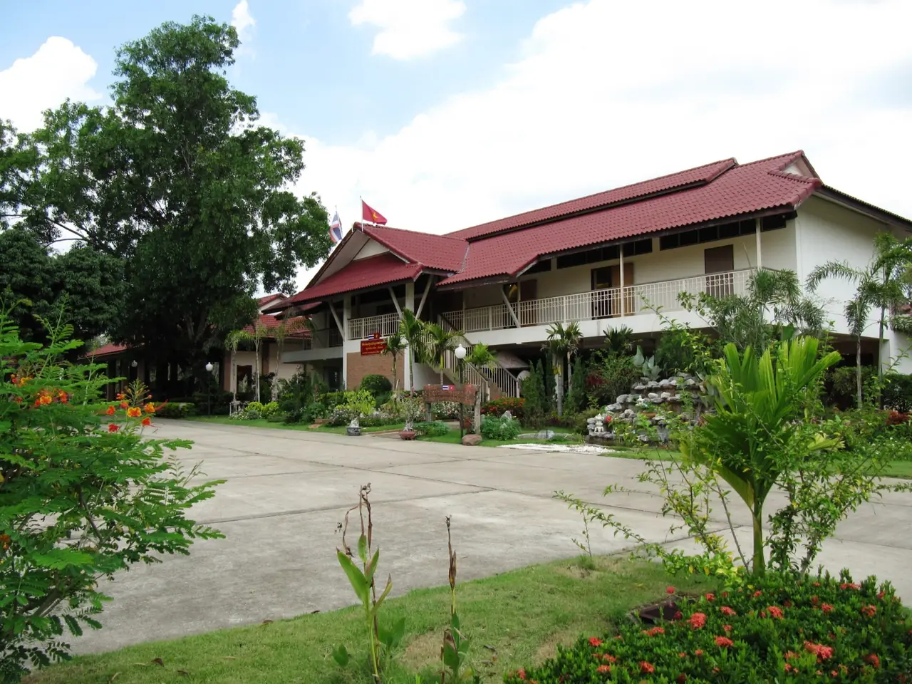 อาคารบ้านอนุสรณ์โฮจิมินห์ที่บ้านนาจอก นครพนม หลังคาสีแดง ภาพของ BacLuong จาก Wikimedia Commons ตามชื่อไฟล์ถ่ายปี 2010 อาคารอาจเปลี่ยนไปแล้ว