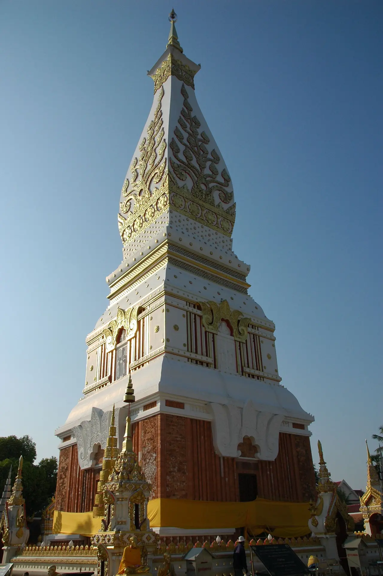 องค์พระธาตุพนมมองจากด้านล่าง เห็นลวดลายและยอด ภาพของ Guido Johannes Joerg (Endimione) จาก Wikimedia Commons ปีที่ถ่ายตามชื่อไฟล์คือ 2006
