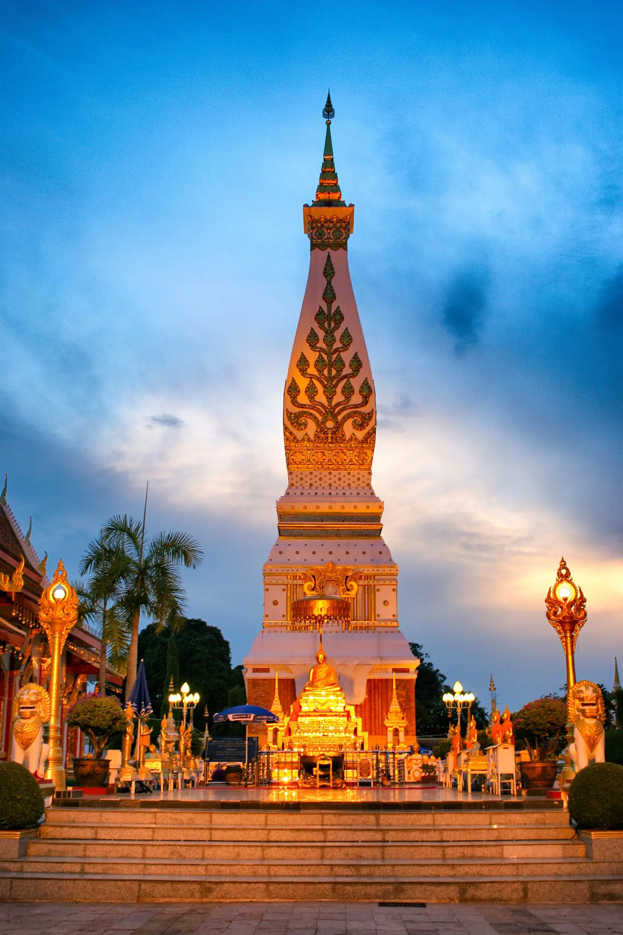 องค์พระธาตุพนมตอนพลบค่ำ มีไฟส่องที่ลานหน้าองค์พระธาตุ ภาพของ Chaiyathat จาก Wikimedia Commons ไม่ได้ระบุวันและเหตุการณ์ที่ถ่าย