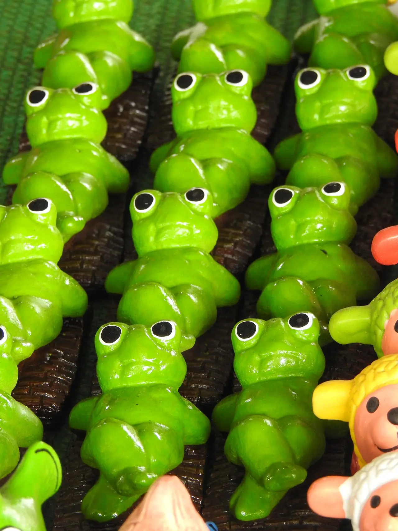 ตุ๊กตากบเซรามิกสีเขียวเรียงขาย ภาพถ่ายจาก Wikimedia Commons