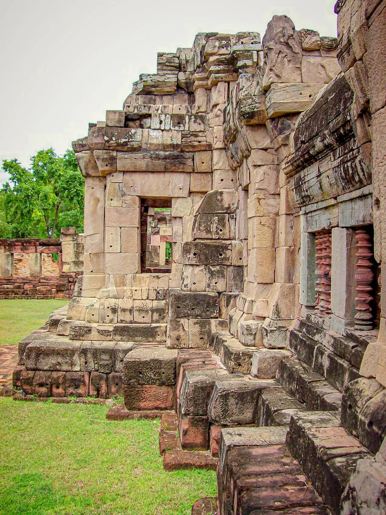 มุมอาคารหินทรายของปราสาทพนมวันที่ยังเหลือกรอบประตูและบันได ภาพถ่ายจาก Wikimedia Commons