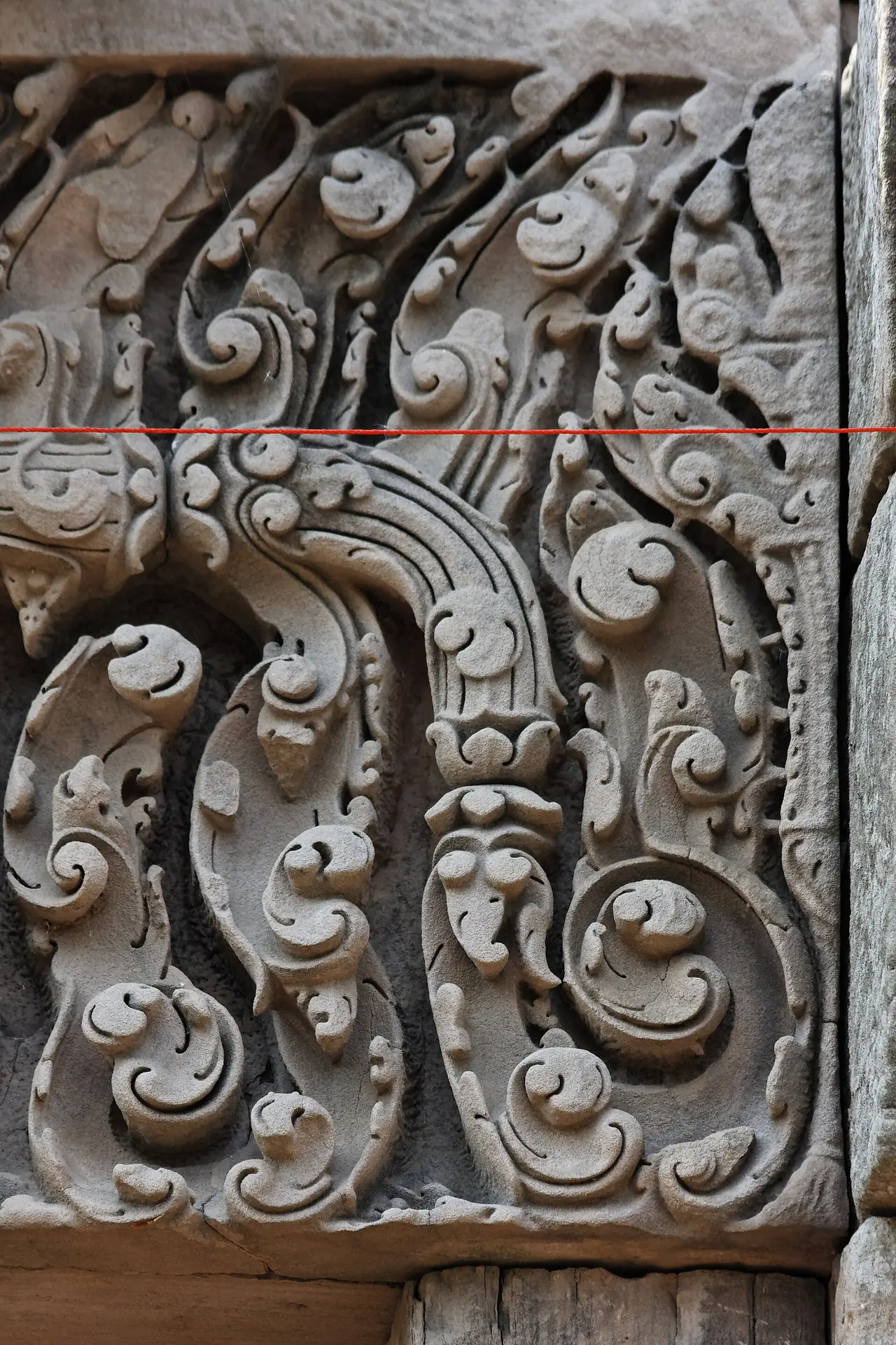 ลายสลักหินรูปม้วนพันธุ์พฤกษาที่ปราสาทพนมวัน ภาพถ่ายจาก Wikimedia Commons