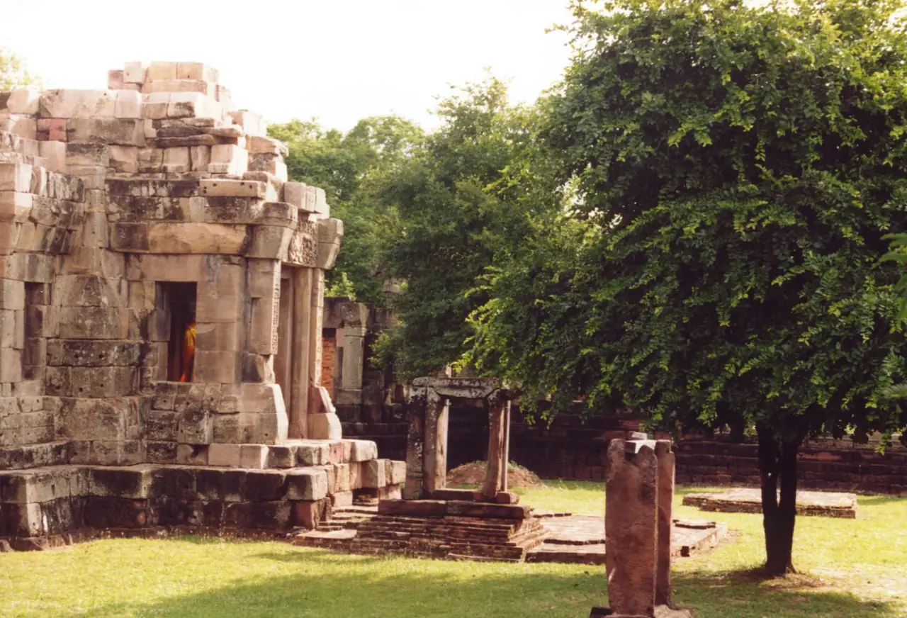 ซากอาคารของปราสาทพนมวันและต้นไม้ใหญ่ในบริเวณโบราณสถาน ภาพถ่ายจาก Wikimedia Commons