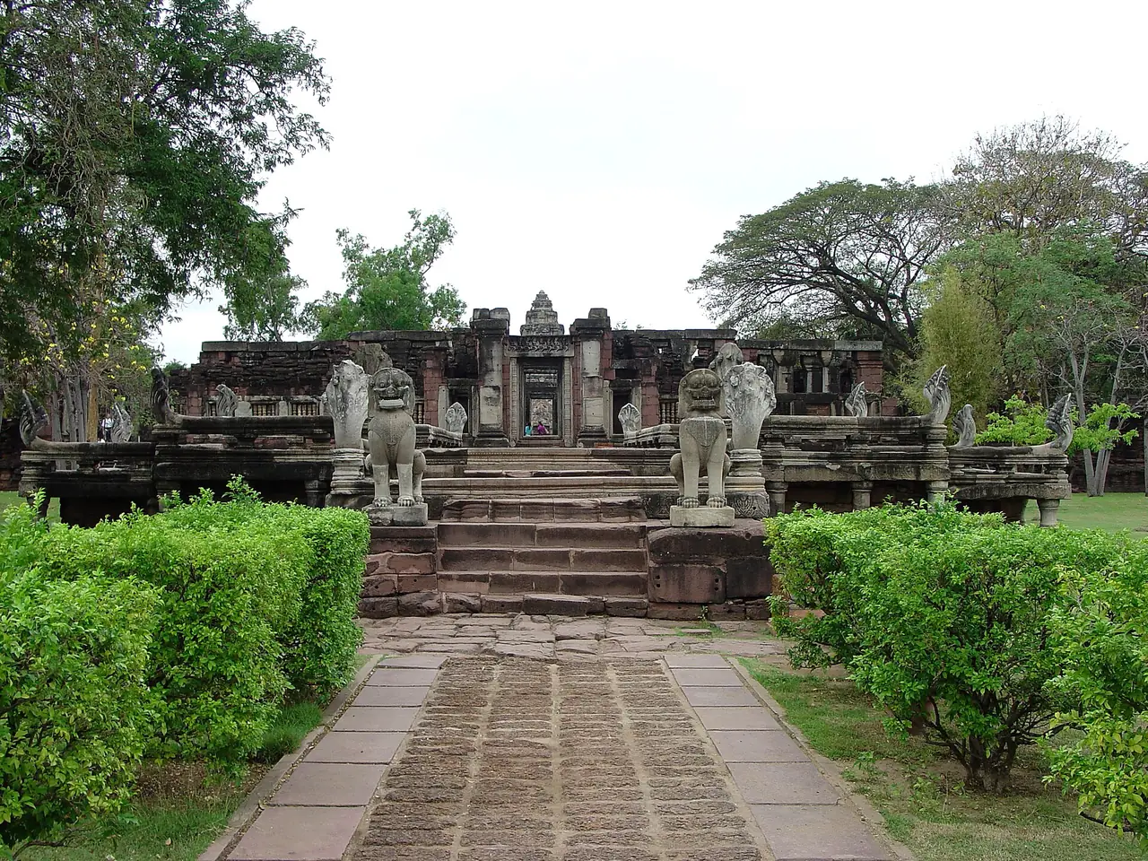 สะพานนาคราชและสิงห์คู่หน้าทางเข้าโคปุระด้านใต้ ภาพถ่ายจาก Wikimedia Commons