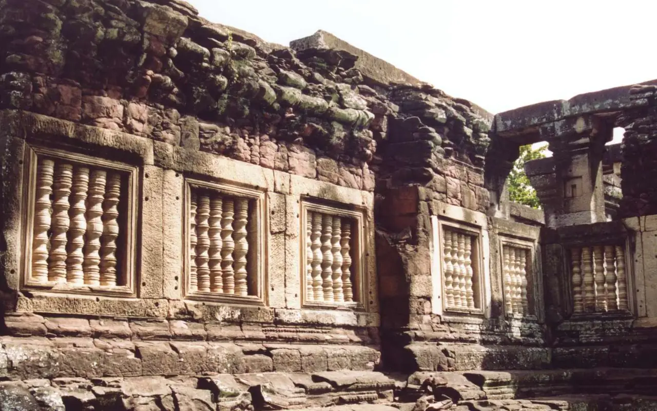 หน้าต่างลูกกรงหินทรายที่ผนังระเบียงรอบปราสาทหินพิมาย ภาพถ่ายจาก Wikimedia Commons