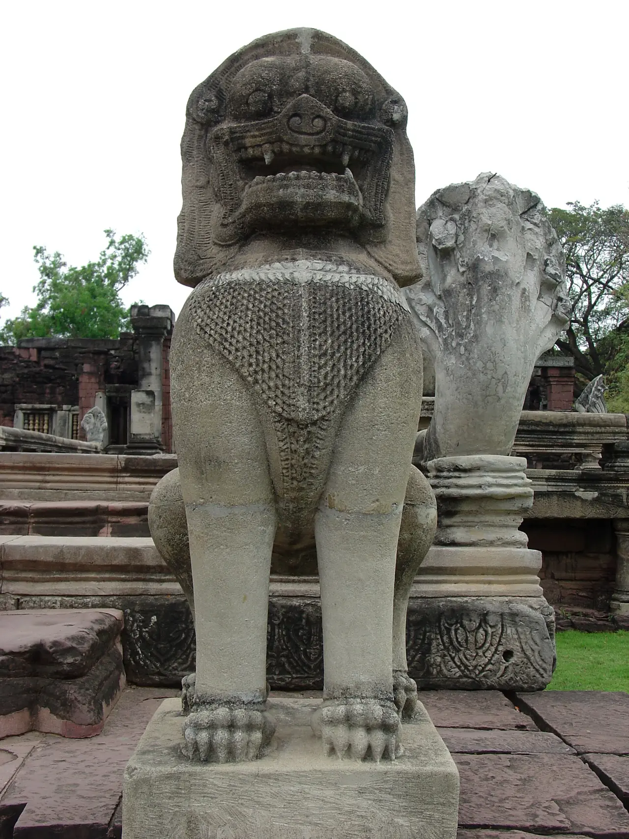 รูปสิงห์ที่เฝ้าสะพานนาคราชหน้าปราสาทหินพิมาย ภาพถ่ายจาก Wikimedia Commons