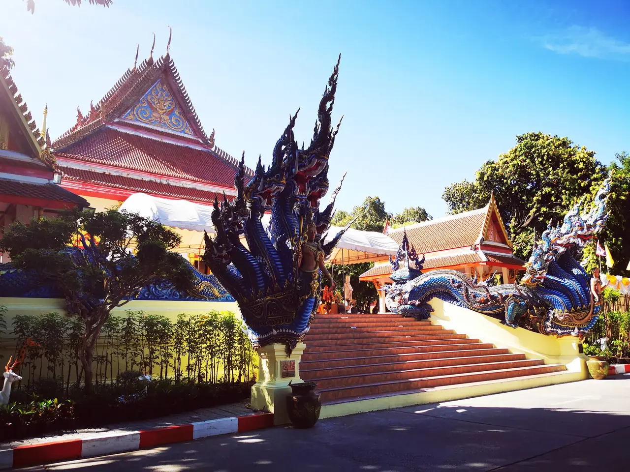 บันไดนาคสีน้ำเงินและหลังคาอาคารวัดพระนารายณ์มหาราช ภาพถ่ายจาก Wikimedia Commons