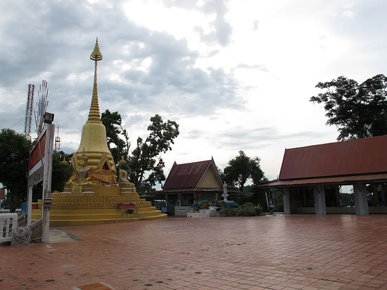 A chedi at Wat Khao Kob, Nakhon Sawan city, as described in the Commons file