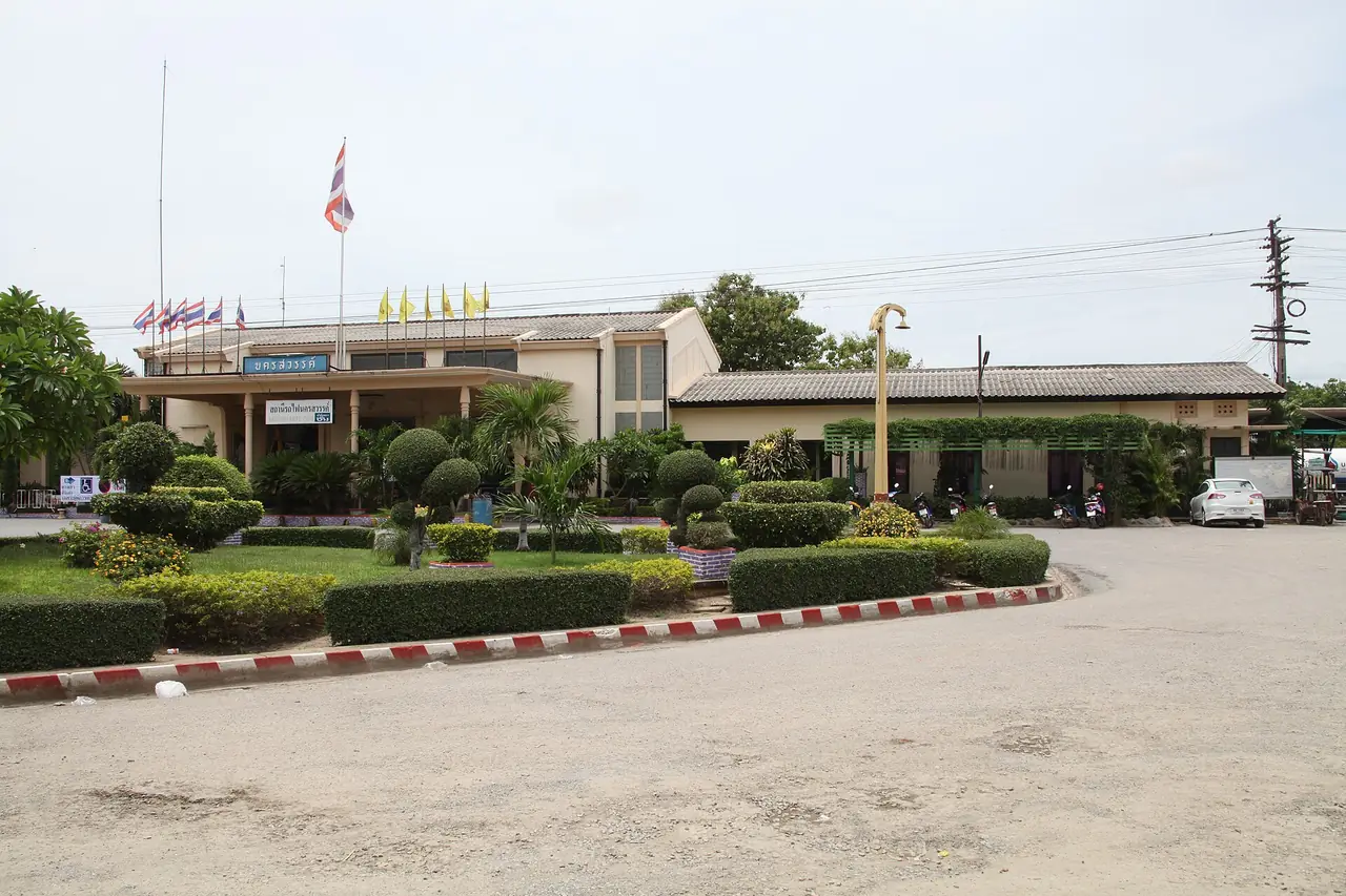Nakhon Sawan railway station, entrance and front garden