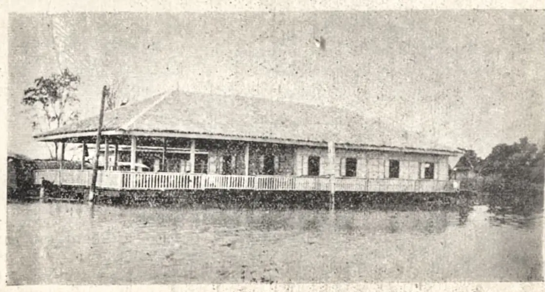 ภาพเก่าของเรือนบนบึงบอระเพ็ด ปี 2473 ตามชื่อไฟล์ ไม่ทราบผู้ถ่าย สาธารณสมบัติ จาก Wikimedia Commons