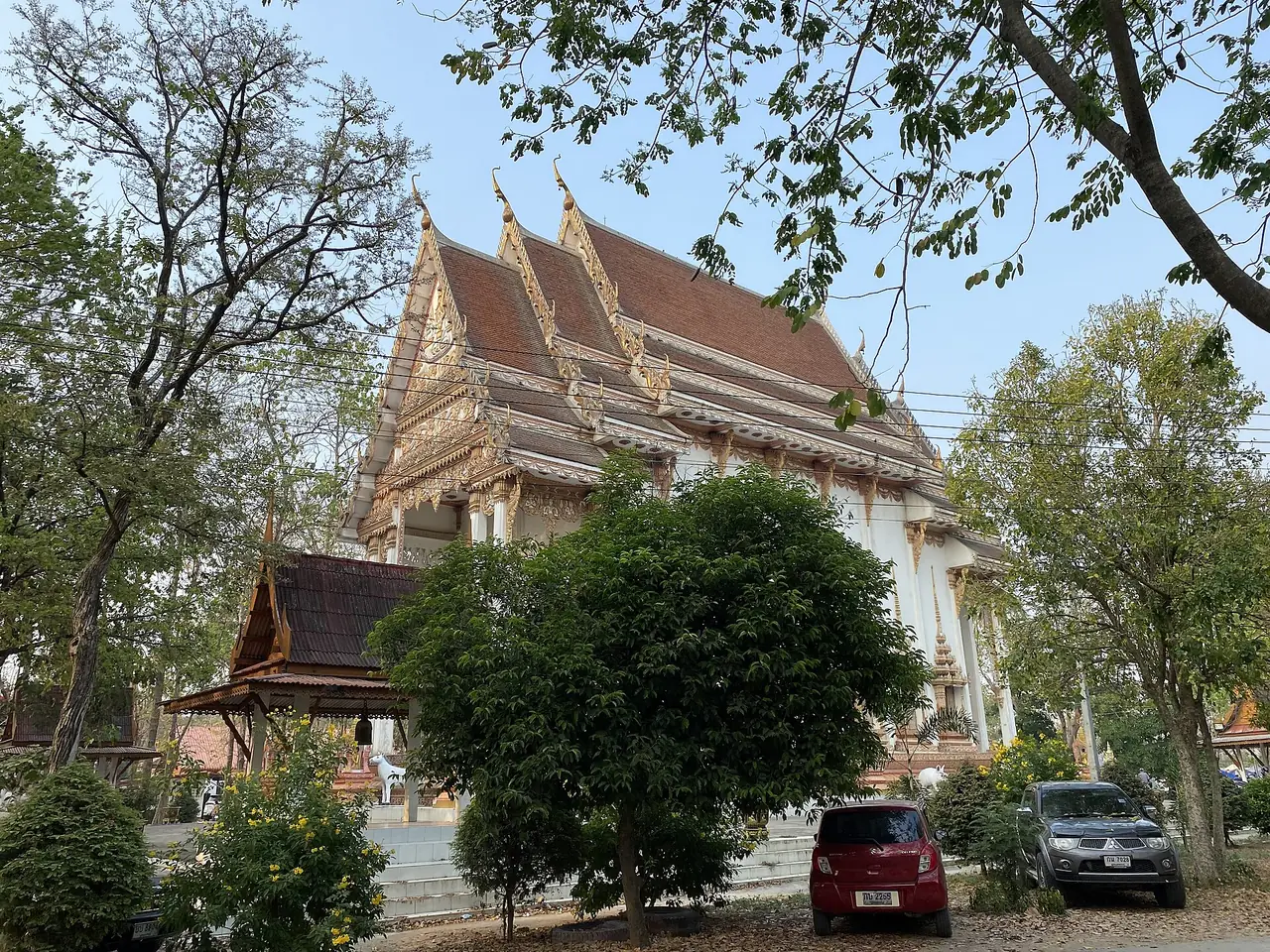 วัด Maha Phot Nuea อำเภอเก้าเลี้ยว นครสวรรค์ ตามชื่อไฟล์ภาษาอังกฤษใน Commons ภาพของ Reversemos.sapanaht จาก Wikimedia Commons ใบอนุญาต CC0