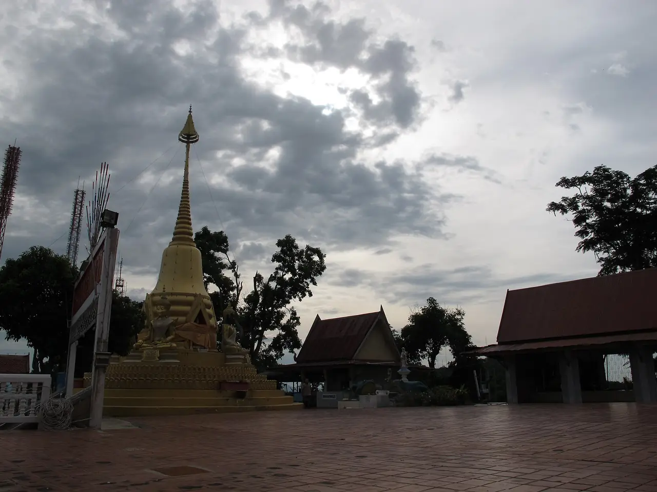 เจดีย์ที่วัดเขากบ ภาพของ Pk pongpaka จาก Wikimedia Commons ใบอนุญาต CC BY-SA 4.0