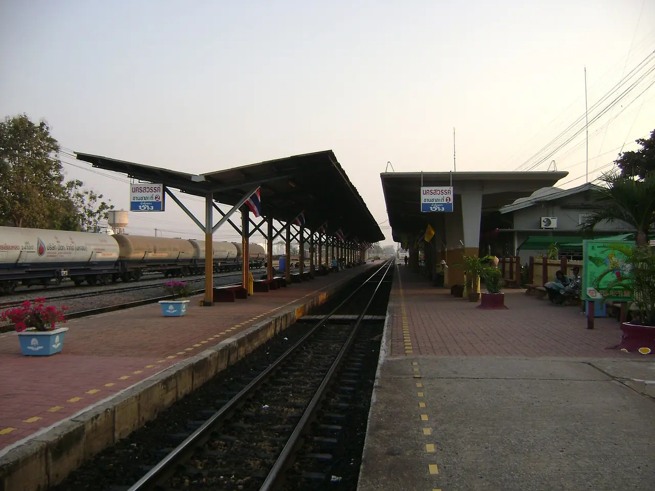 สถานีรถไฟนครสวรรค์ ภาพของ Tanakorn Jantanong จาก Wikimedia Commons สาธารณสมบัติ
