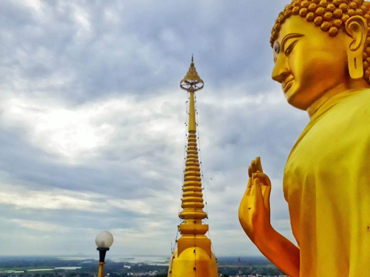 วัดในตัวเมืองนครสวรรค์ในเวลากลางวัน