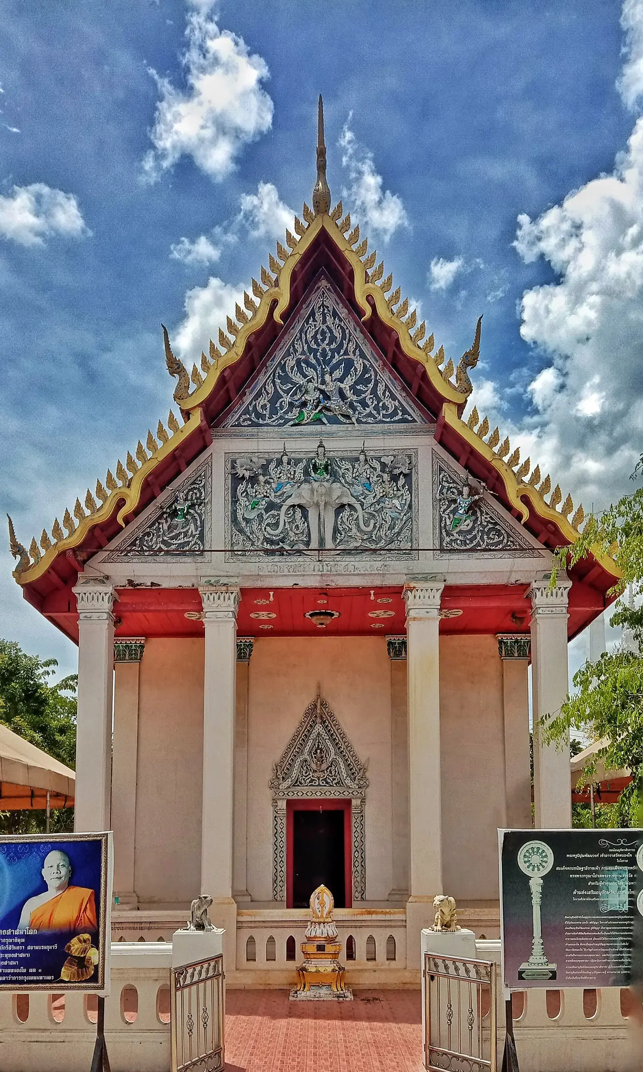 อุโบสถวัดหนองโพ ตาคลี ภาพของ Tanawat buatsunthia จาก Wikimedia Commons ใบอนุญาต CC BY-SA 4.0