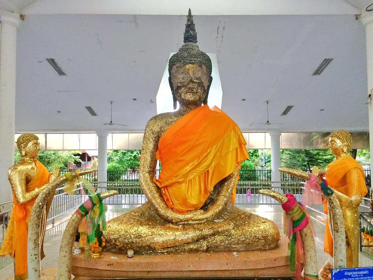 หลวงพ่อดำ วัดสระทะเล ไพศาลี ภาพของ Tanawat buatsunthia จาก Wikimedia Commons ใบอนุญาต CC BY-SA 4.0