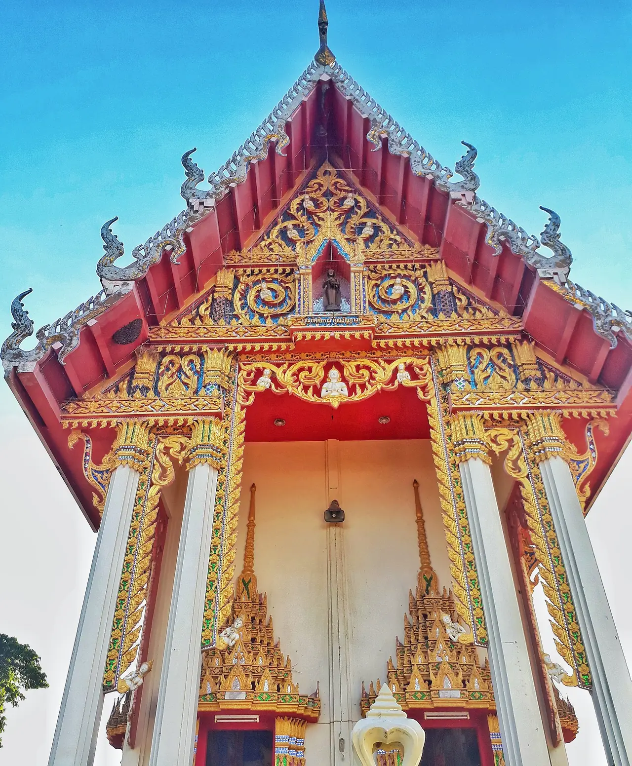 พระอุโบสถวัดไพศาลี จังหวัดนครสวรรค์ ภาพของ Tanawat.b จาก Wikimedia Commons ใบอนุญาต CC BY-SA 4.0