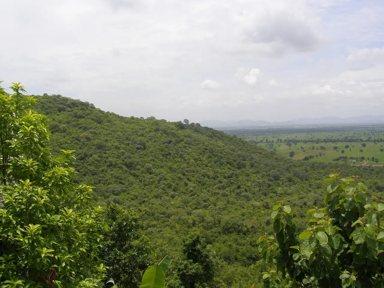 วัดเขาโคกเพ็ญ ท่าตะโก ตามชื่อไฟล์ใน Wikimedia Commons ภาพของ CHAMRAT CHAROENKHET ใบอนุญาต CC BY 3.0