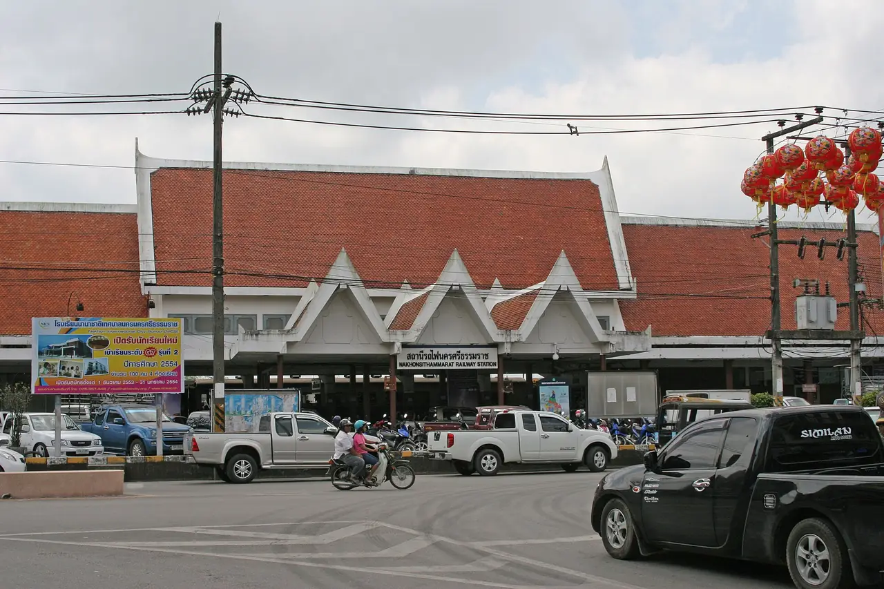 อาคารสถานีรถไฟนครศรีธรรมราช หลังคากระเบื้องและหน้าจั่ว ภาพของ シャムネコ จาก Wikimedia Commons ถ่ายหลายปีก่อน