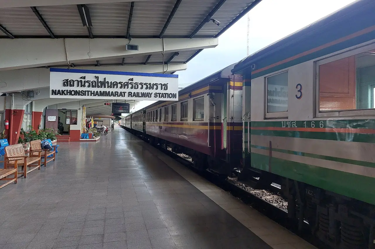 ชานชาลาหลักที่สถานีรถไฟนครศรีธรรมราชพร้อมขบวนรถจอดอยู่ ภาพของ Dominic Nelson จาก Wikimedia Commons ถ่ายเดือนกันยายน 2567 ตามคำอธิบายไฟล์