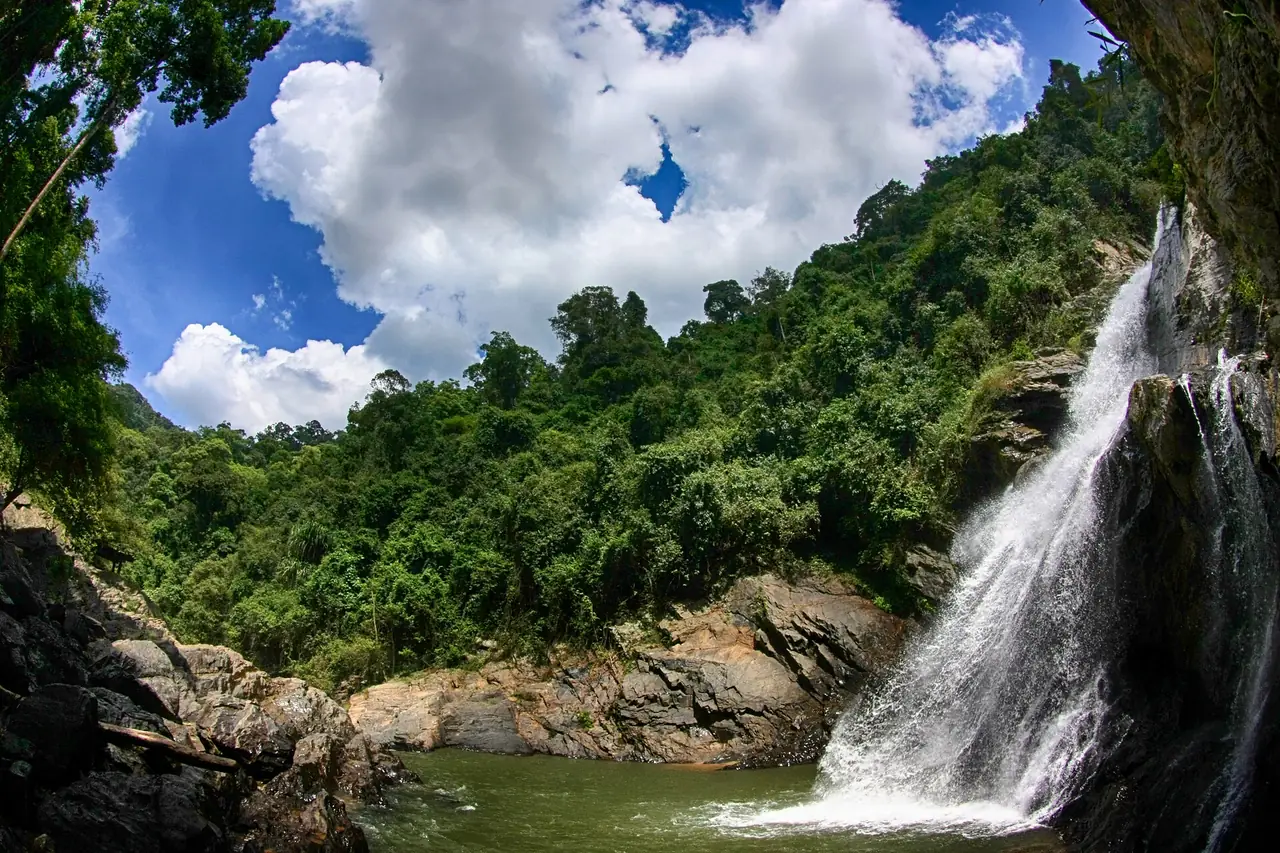 น้ำตกกรุงชิงและท้องฟ้าเปิดเหนือแอ่งน้ำ ภาพของ Chaiyathat จาก Wikimedia Commons ถ่ายด้วยเลนส์มุมกว้างมาก ภาพจริงอาจดูกว้างกว่าตา
