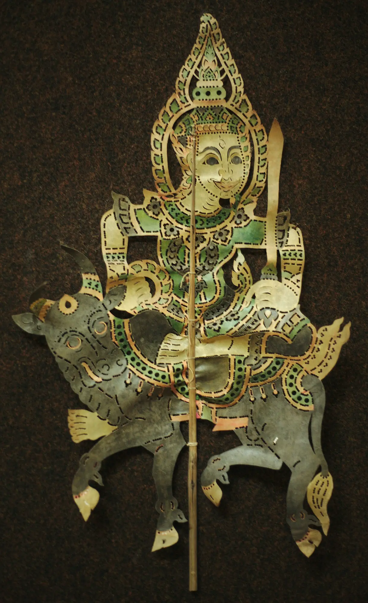 ตัวหนังตะลุงตัวหนึ่งที่ลงสีประดับ ภาพของ Pratyeka จาก Wikimedia Commons ไม่ใช่ตัวหนังของบ้านสุชาติ ทรัพย์สิน
