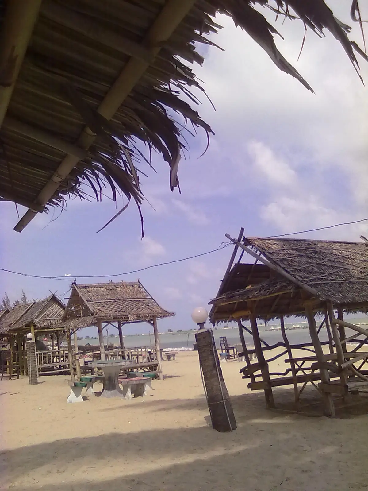 ศาลาไม้มุงจากริมหาดทรายที่ท่าศาลา ตามชื่อไฟล์ ภาพของ nunt จาก Wikimedia Commons ถ่ายหลายปีก่อน ไม่ได้ระบุหาดในไฟล์