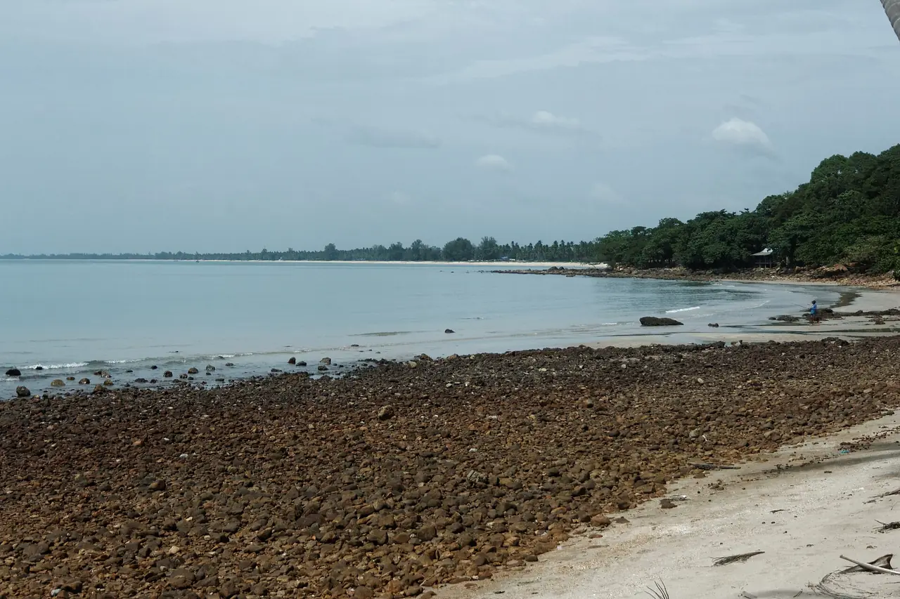 หาดกรวดและน้ำทะเลเรียบที่สิชล ภาพของ Ahoerstemeier จาก Wikimedia Commons ถ่ายหลายปีก่อน
