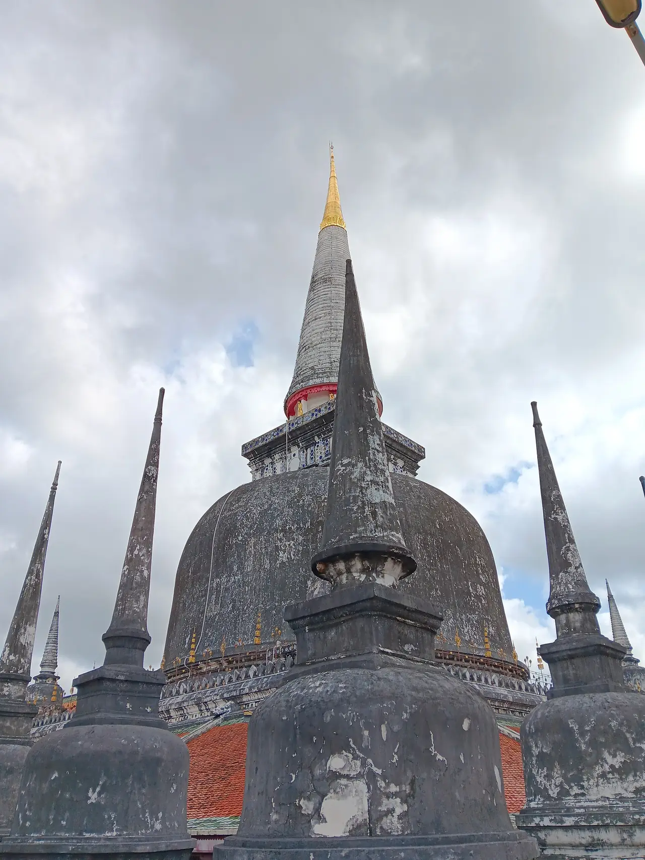 องค์พระบรมธาตุเจดีย์และเจดีย์ทรงยอดแหลมล้อมรอบที่วัดพระมหาธาตุ ภาพของ Wutkh จาก Wikimedia Commons ใบอนุญาต CC BY 4.0