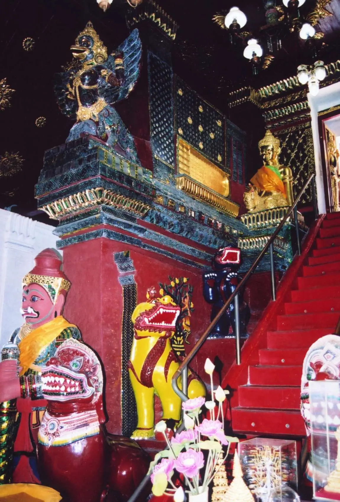 ราวบันไดและรูปปั้นสีสันฉูดฉาดที่ทางขึ้นพระวิหารพระทรงม้า วัดพระมหาธาตุ ตามคำอธิบายไฟล์บน Commons ภาพถ่ายเก่าจาก Wikimedia Commons ไม่ทราบปีและสภาพปัจจุบัน