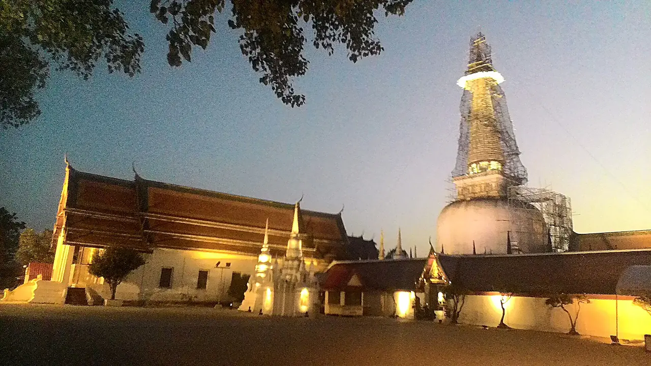 วิหารและพระบรมธาตุเจดีย์ที่วัดพระมหาธาตุตอนกลางคืน ภาพของ Nakaret Chotipan จาก Wikimedia Commons ปี 2559 ตามชื่อไฟล์