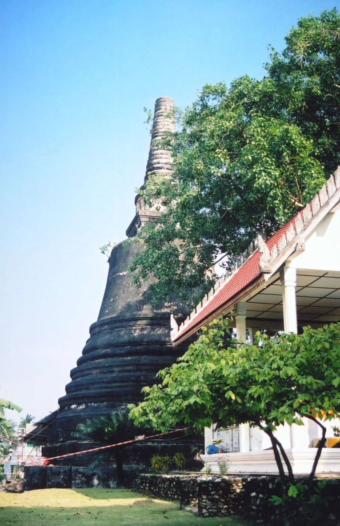 เจดีย์ยักษ์ในเมืองเก่า ยอดที่ชำรุดและฐานสีดำ ภาพของ Ahoerstemeier จาก Wikimedia Commons ถ่ายหลายปีก่อน ปัจจุบันอาจสภาพต่างไป