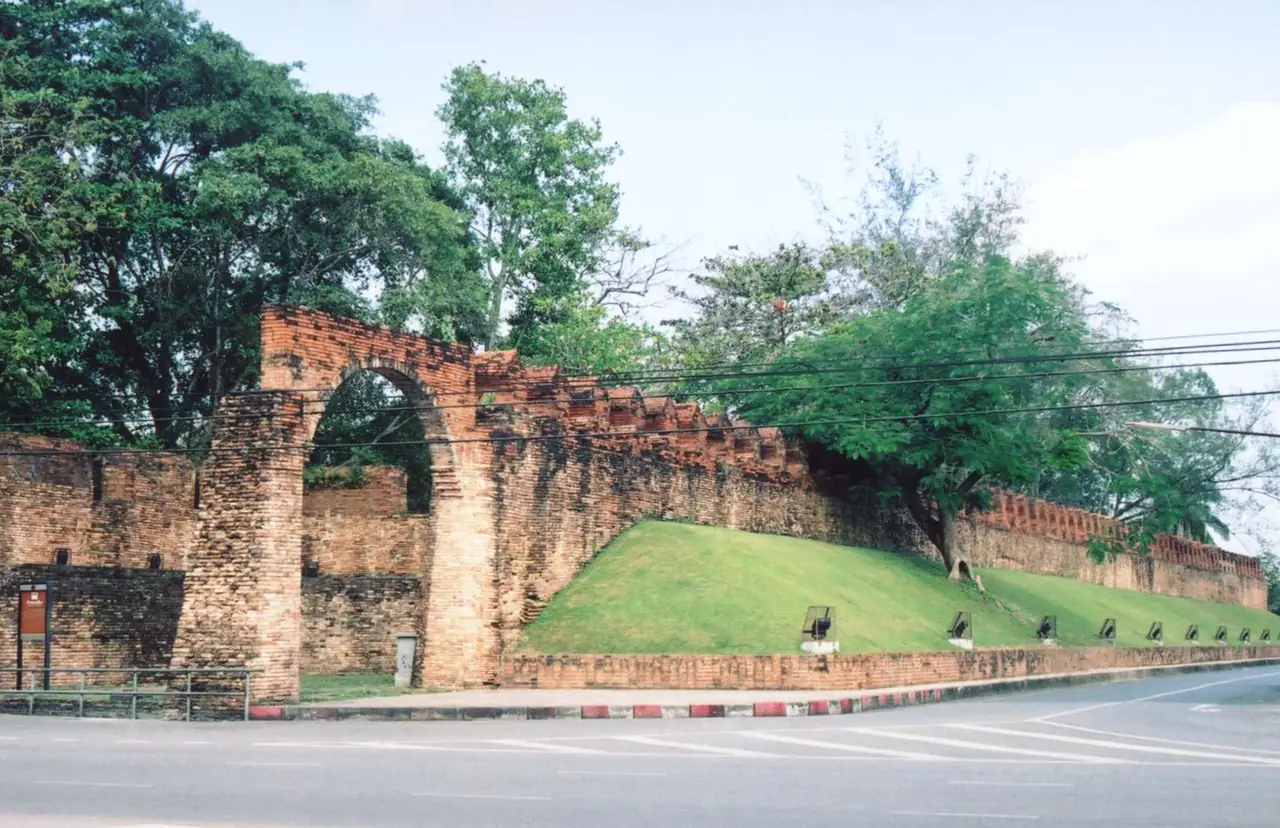 กำแพงอิฐและประตูโค้งของกำแพงเมืองเก่านครศรีธรรมราช ภาพของ Ahoerstemeier จาก Wikimedia Commons ถ่ายเมื่อ 19 ม.ค. 2548