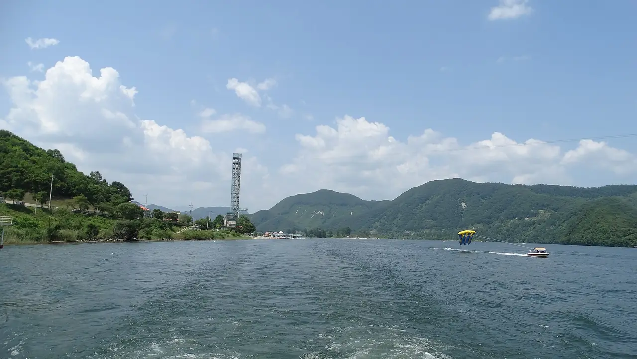 ท่าเรือฝั่งกาพยองมองจากเรือ มีหอสายซิปไลน์ข้ามไปเกาะนามิ