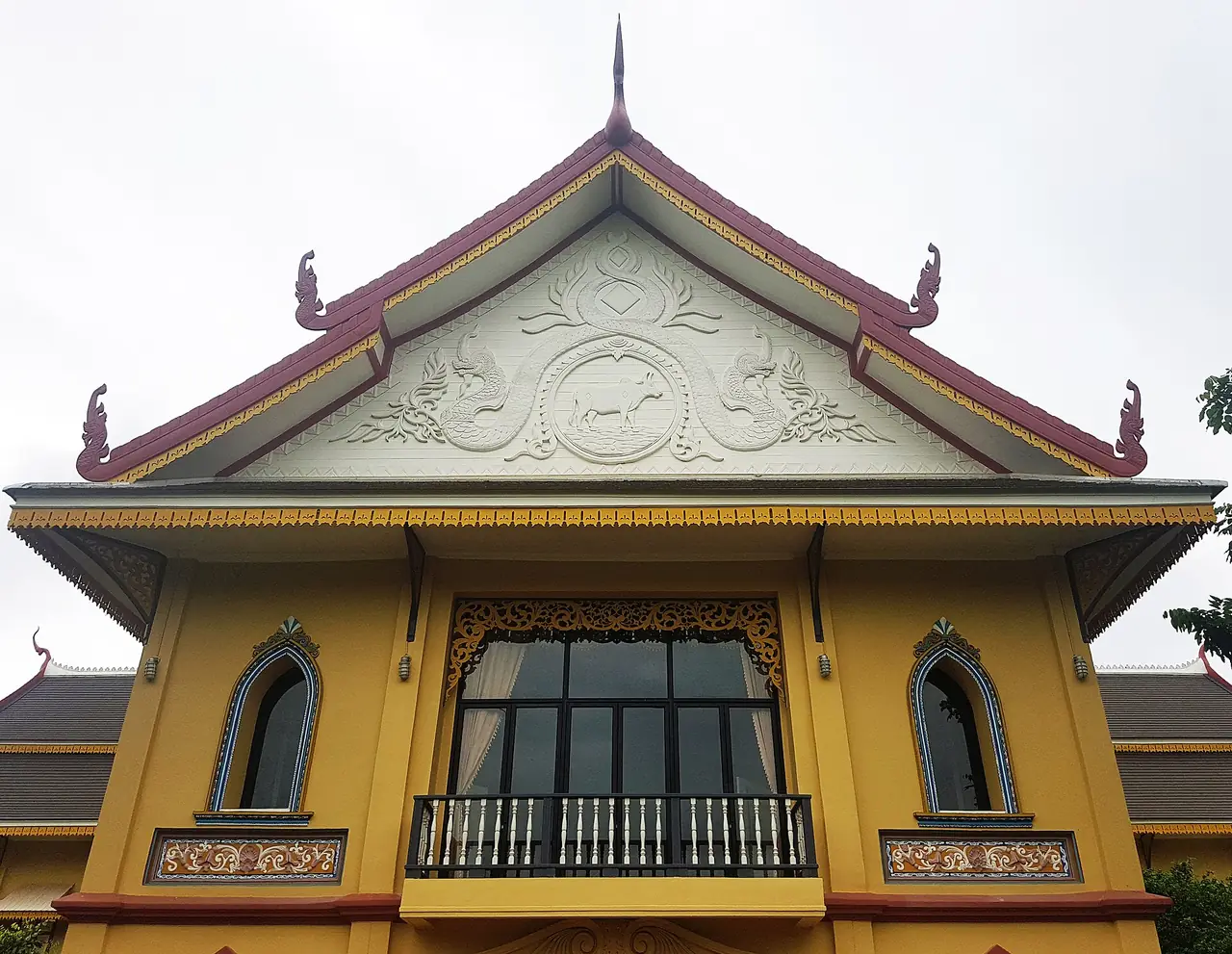 อาคารสีเหลืองหน้าจั่วของพิพิธภัณฑสถานแห่งชาติน่านในเมืองเก่า