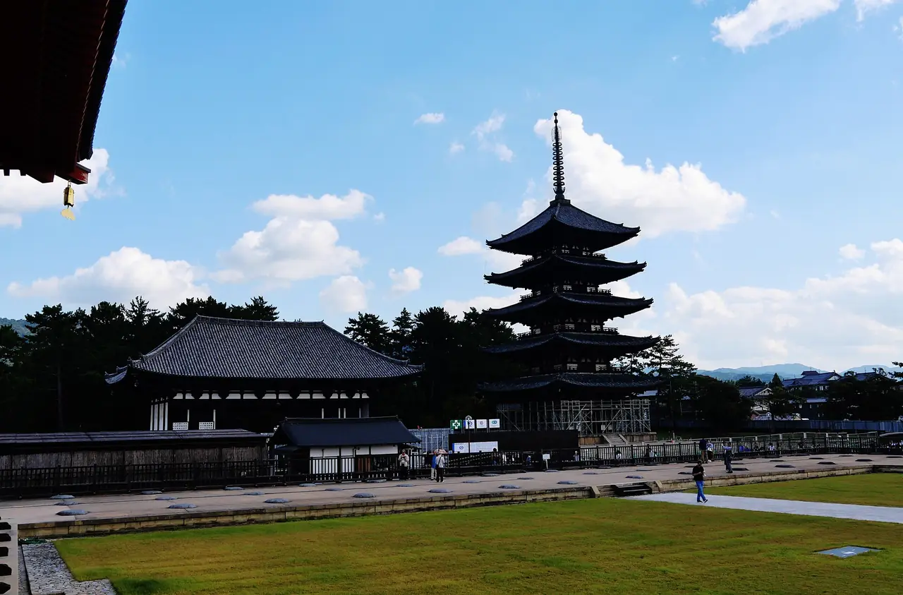 พระวิหารตะวันออกและเจดีย์ห้าชั้นของวัดโคฟุกุจิ ภาพจากผู้ถ่ายบน Wikimedia Commons