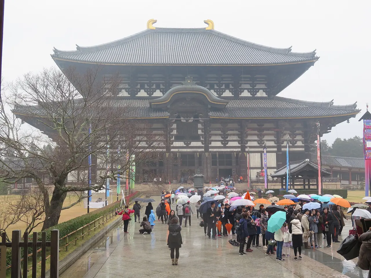 พระมหาพุทธวิหารในวันฝนตก ภาพจากผู้ถ่ายบน Wikimedia Commons