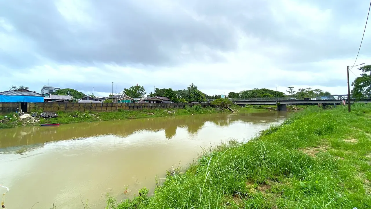แม่น้ำโก-ลก มองจากรันเตาปันยัง กลันตัน อีกมุมหนึ่ง ภาพของ Slleong จาก Wikimedia Commons สถานะ CC0 คำบรรยายบน Commons ว่ามองไปทางด่านชายแดนมาเลเซีย-ไทย เป็นภาพจากฝั่งมาเลเซีย