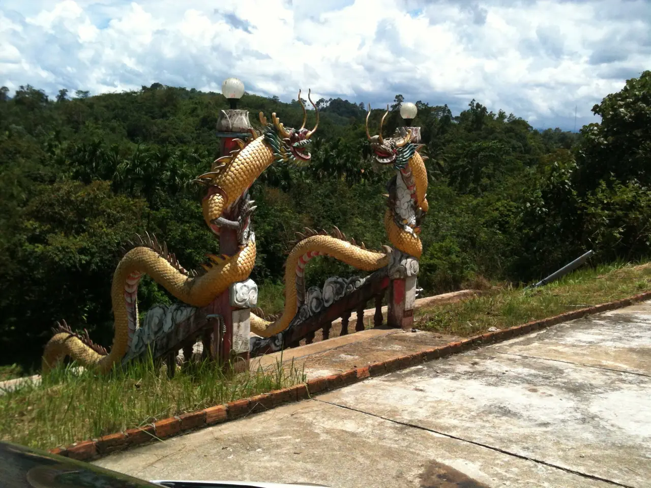 ภาพรูปปั้นมังกรบนเนินแห่งหนึ่งของนราธิวาส ภาพของ กิตติ เลขะกุล จาก Wikimedia Commons ใบอนุญาต CC BY 3.0 ชื่อไฟล์ระบุว่าศาลเจ้าแม่โต๊ะโม๊ะ แต่ไม่ระบุว่าอยู่ในเขตสุไหงโก-ลกหรือสุคิริน ภาพประกอบเท่านั้น