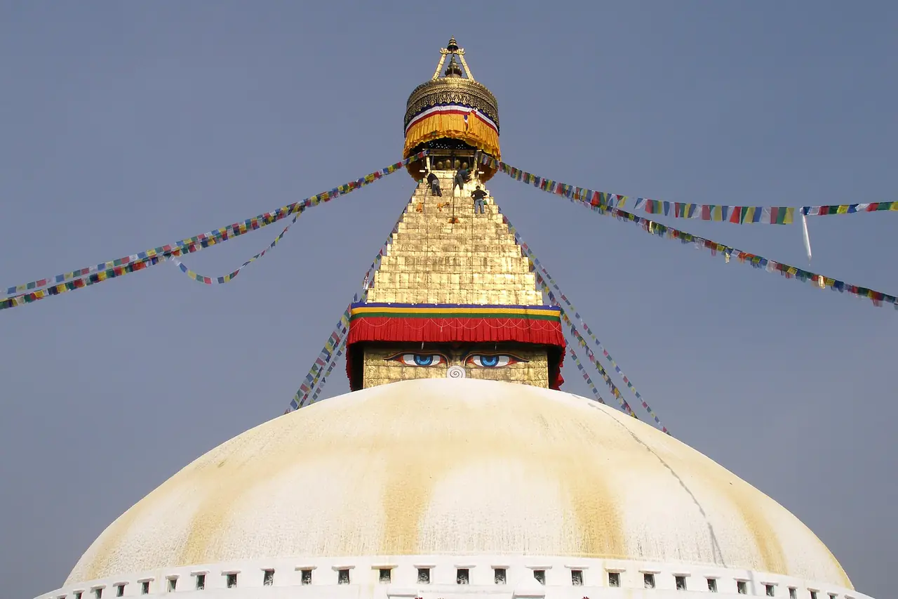 สถูปโพธนาถ ตาพระพุทธเจ้าและโดมสีขาว ภาพถ่ายจาก Wikimedia Commons