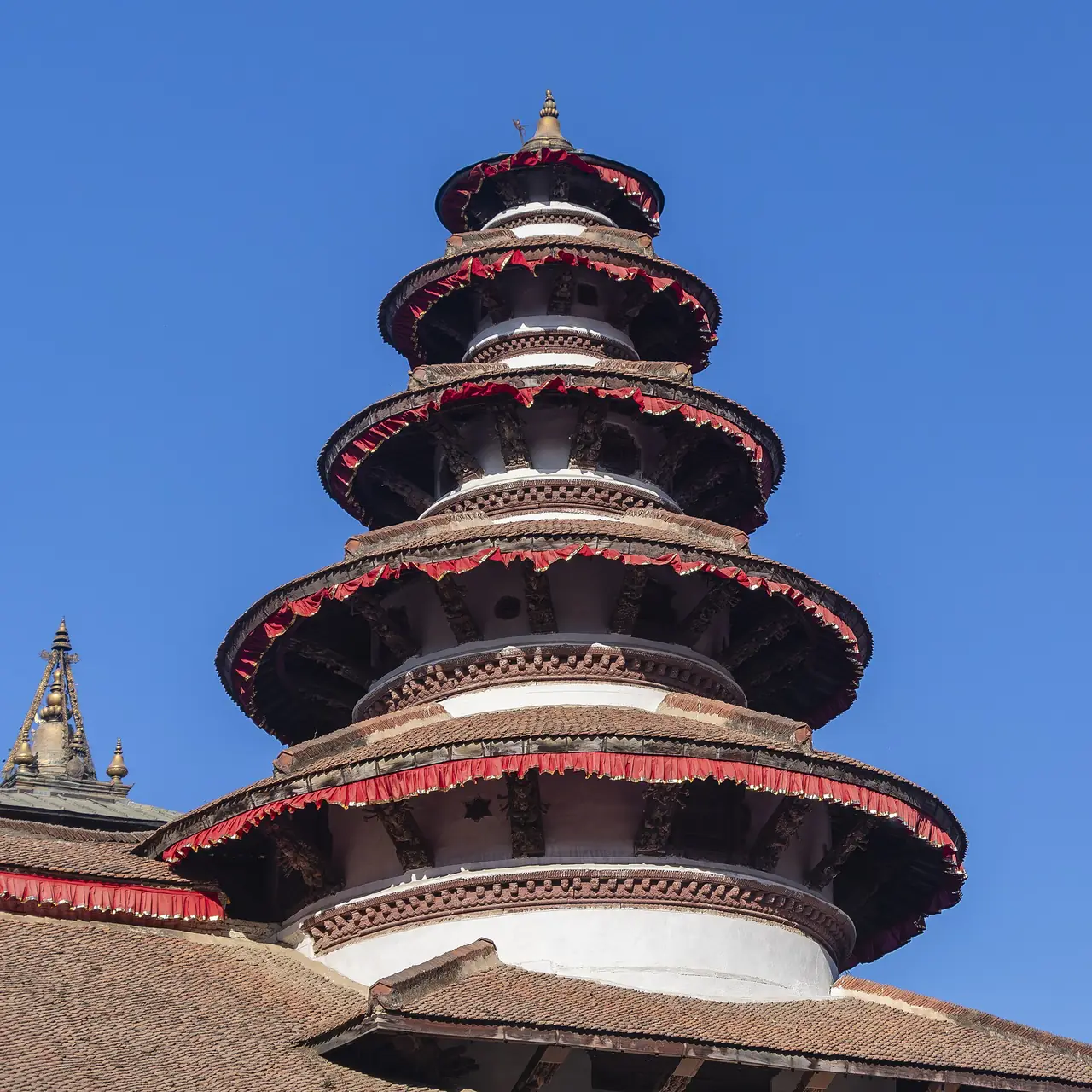 หอหลายชั้นแบบเจดีย์เนปาลในจัตุรัสทุรบาร์กาฐมาณฑุ ภาพถ่ายจาก Wikimedia Commons