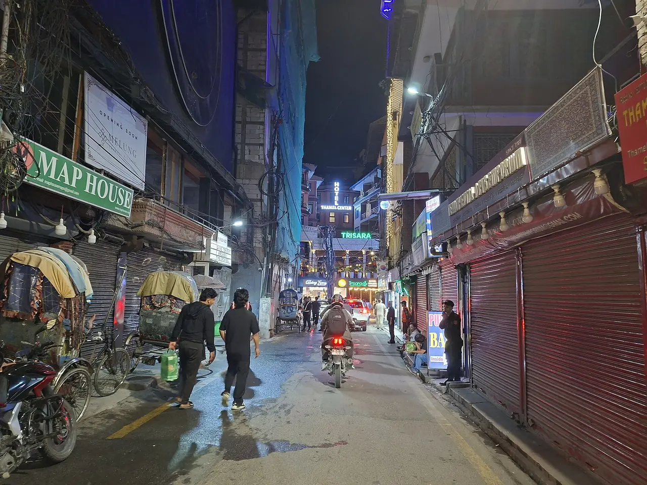ซอยในย่านธาเมลตอนกลางคืน ภาพถ่ายจาก Wikimedia Commons ไม่ใช่ภาพจากโรงแรม