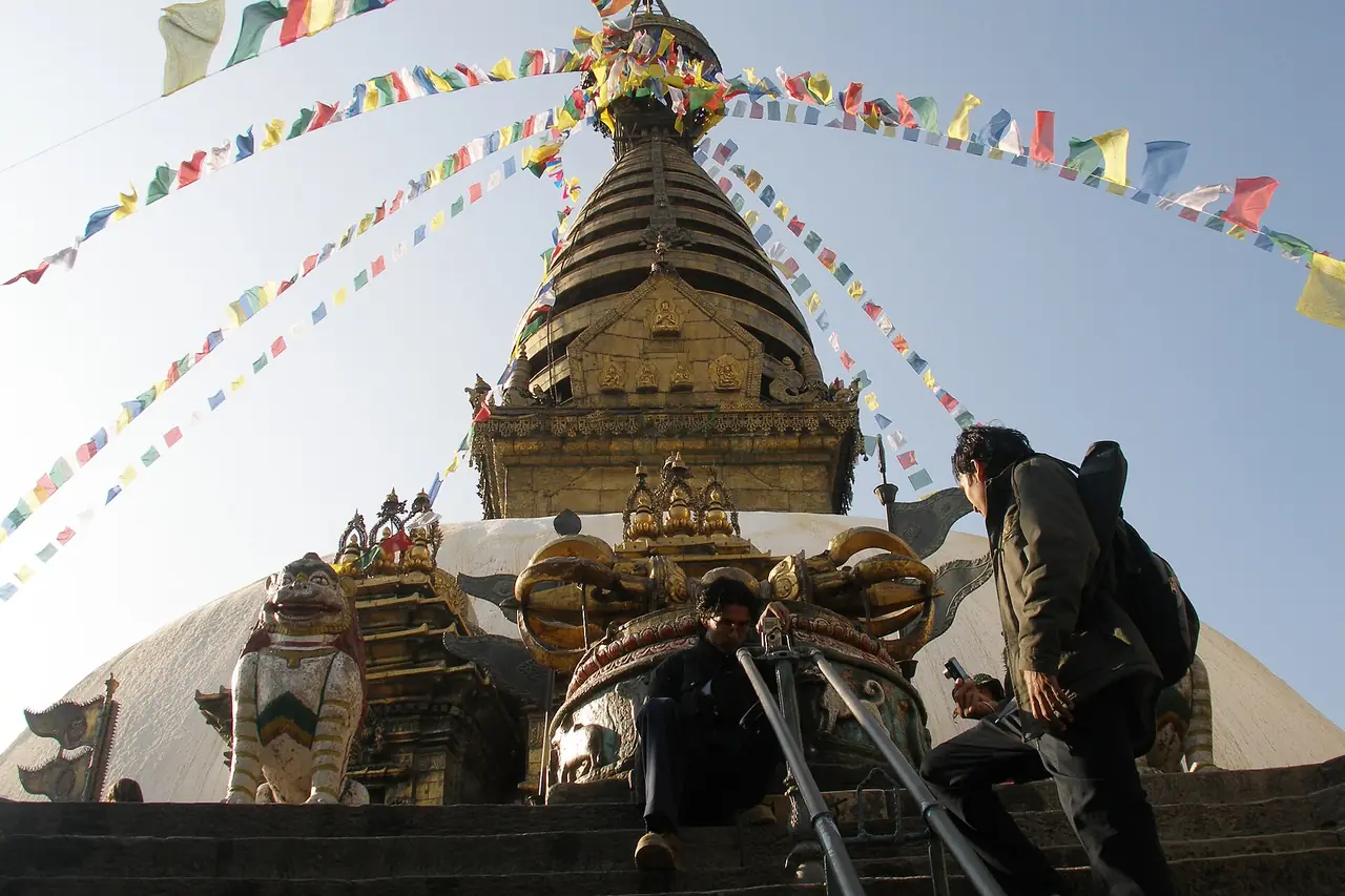 สถูปสวยัมภูนาถ มียอดทองและธงมนตร์ ภาพถ่ายจาก Wikimedia Commons
