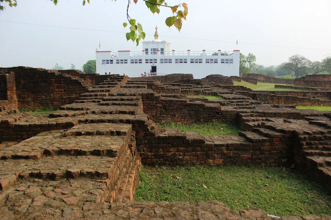 ซากอารามโบราณหน้าวิหารมายาเทวี ภาพถ่ายจาก Wikimedia Commons