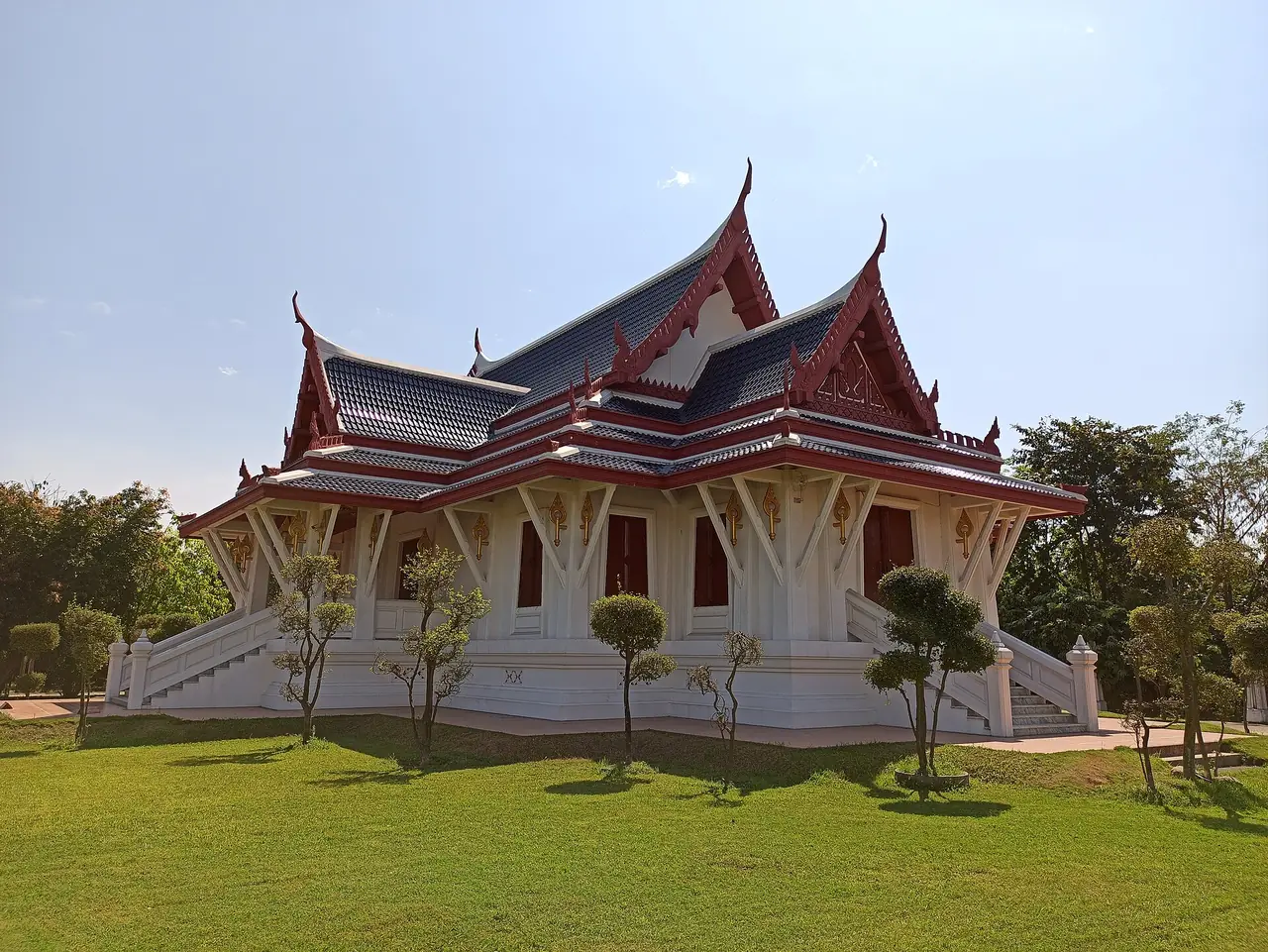 วัดหลวงไทยในเขตวัดนานาชาติลุมพินี ภาพถ่ายจาก Wikimedia Commons