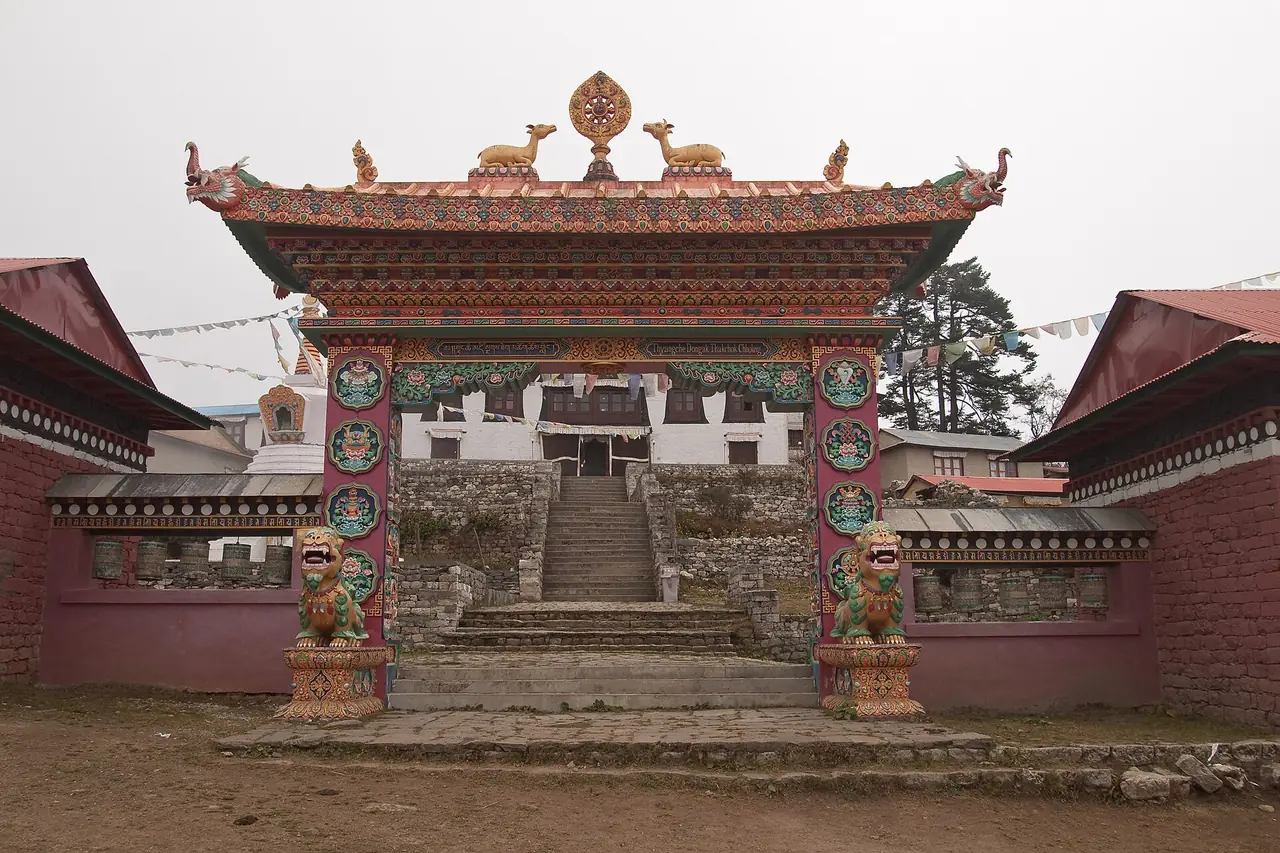ประตูวัดเต็งโบเช ในเขตซาการมาถา ภาพถ่ายจาก Wikimedia Commons