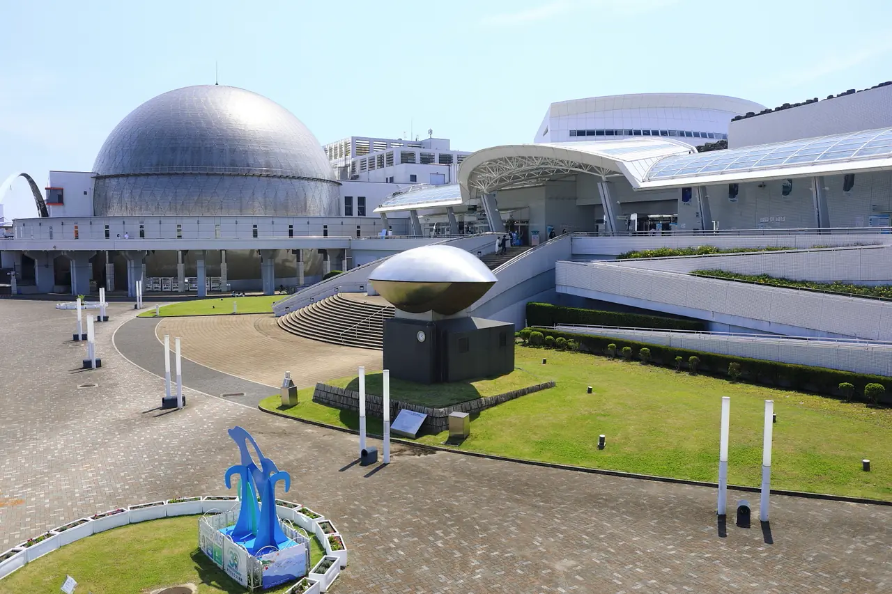อาคารพิพิธภัณฑ์สัตว์น้ำท่าเรือนาโกย่า ภาพจากผู้ถ่ายบน Wikimedia Commons