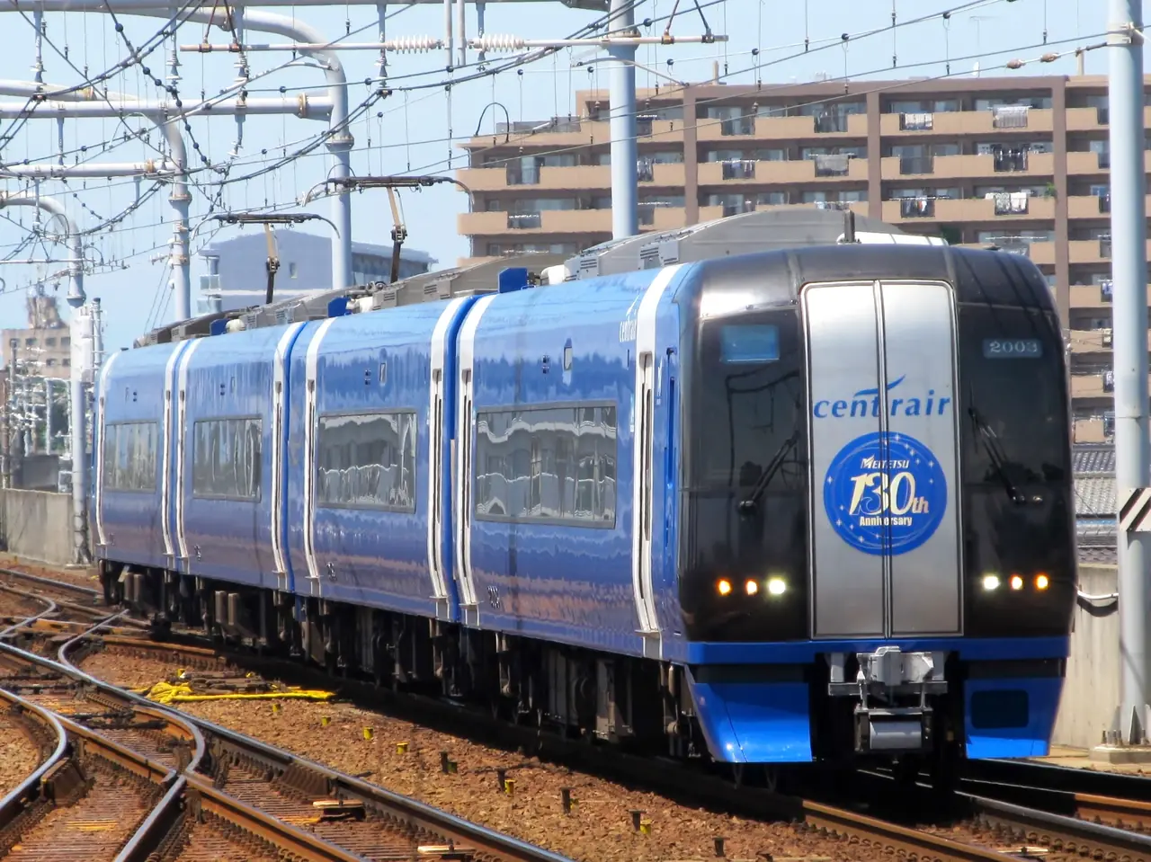 รถไฟเมเท็ตสึ μ-SKY รุ่น 2000 ที่วิ่งระหว่างสนามบินเซ็นแทรร์กับนาโกย่า ภาพจากผู้ถ่ายบน Wikimedia Commons
